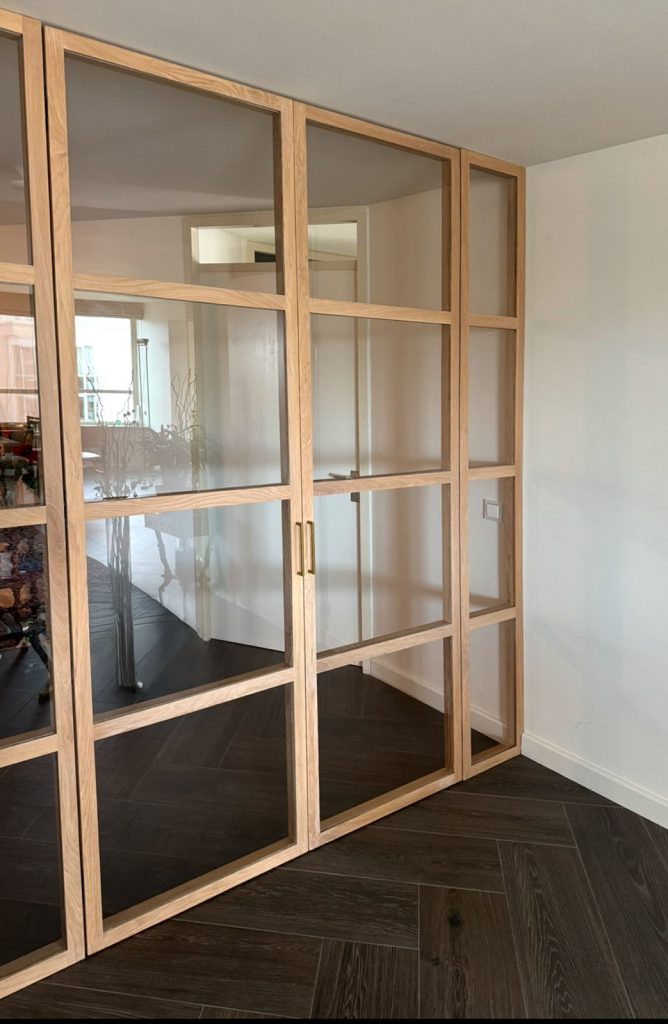 Glass room divider with wooden frames and door – 4×4 layout